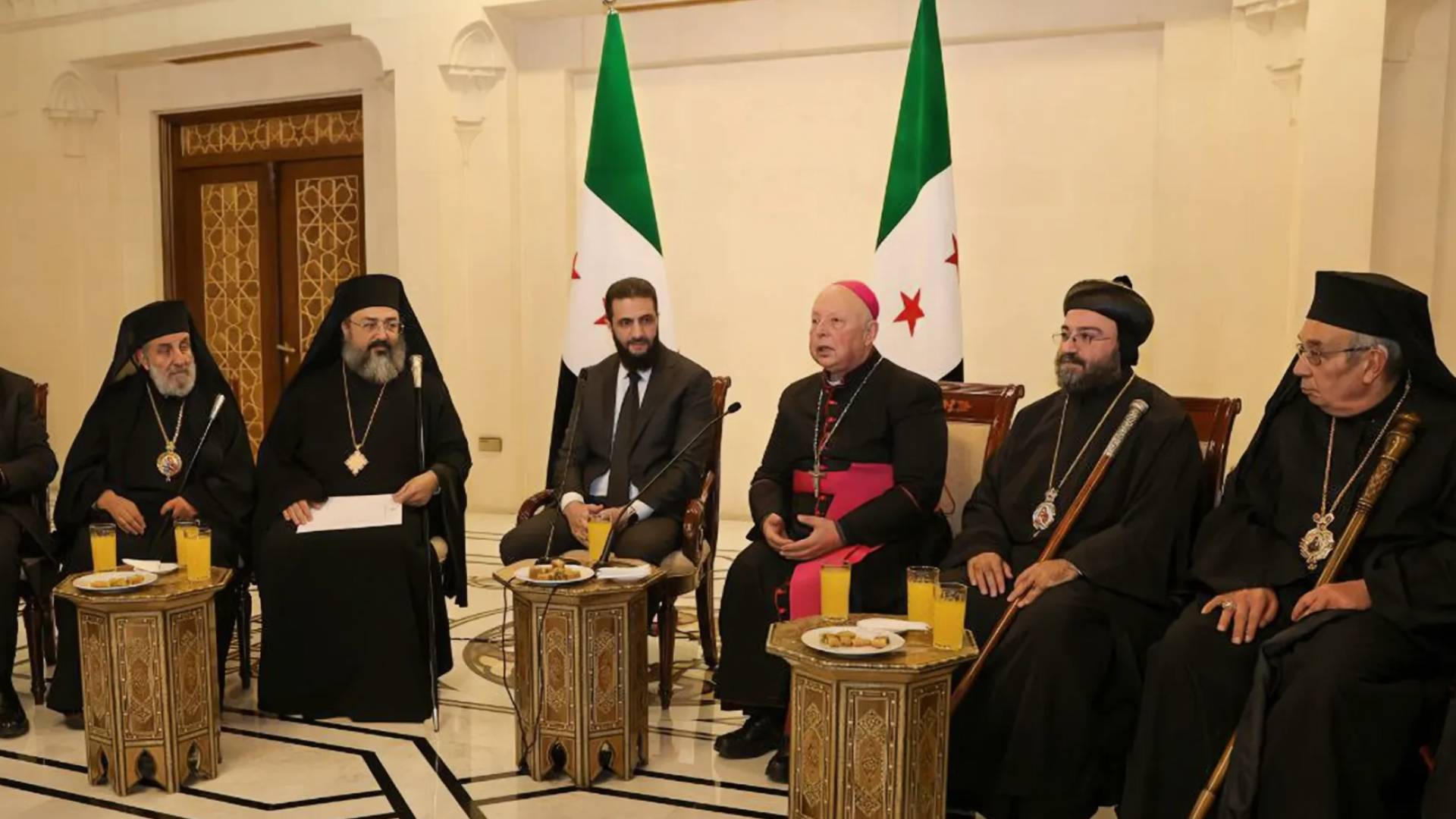الشرع يلتقي بوفد من الطائفة المسيحية
