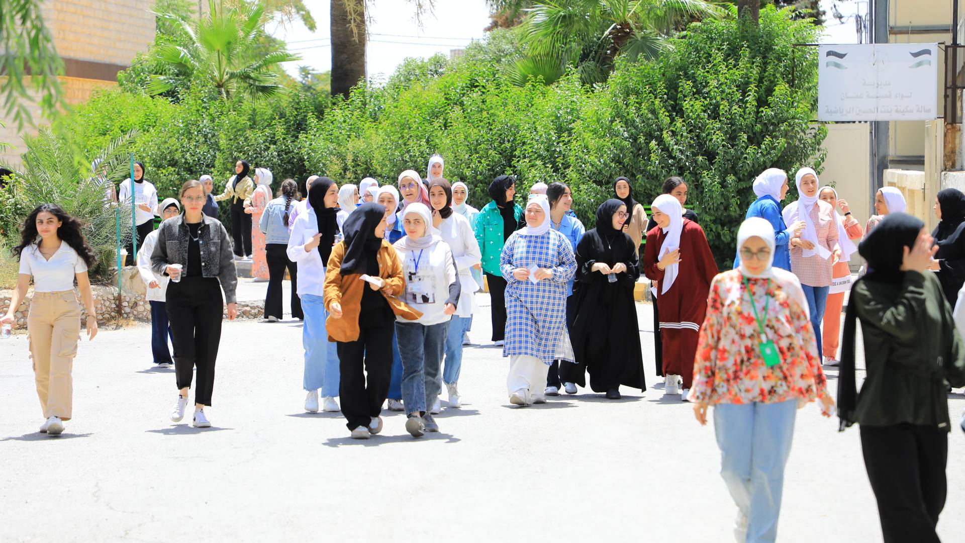 طلبة بعد تقديمهم امتحان الثانوية العامة - أرشيفية