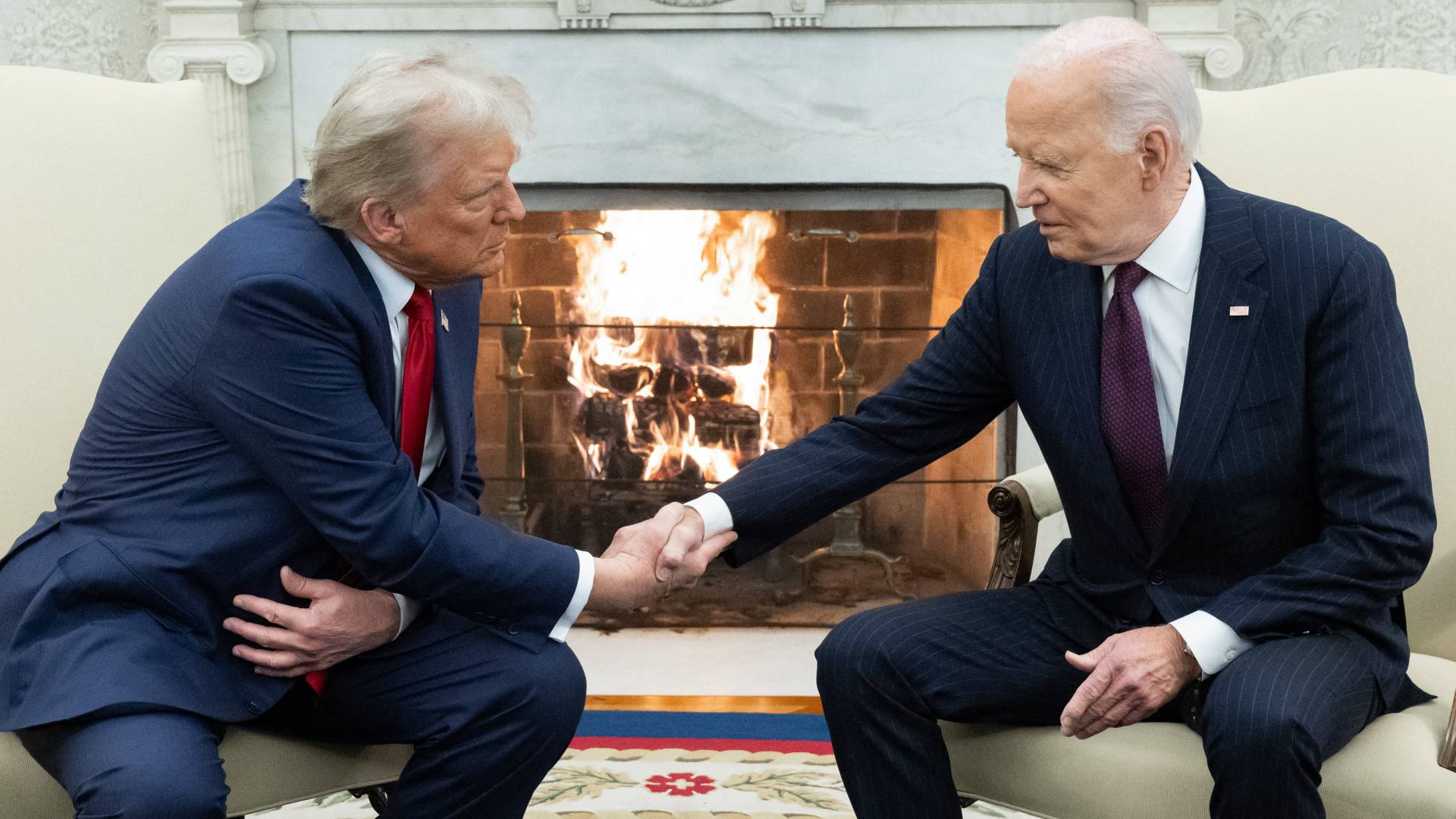 الرئيس الأمريكي جو بايدن (يمينا)، والرئيس الأمريكي المنتخب دونالد ترمب (يسارا)