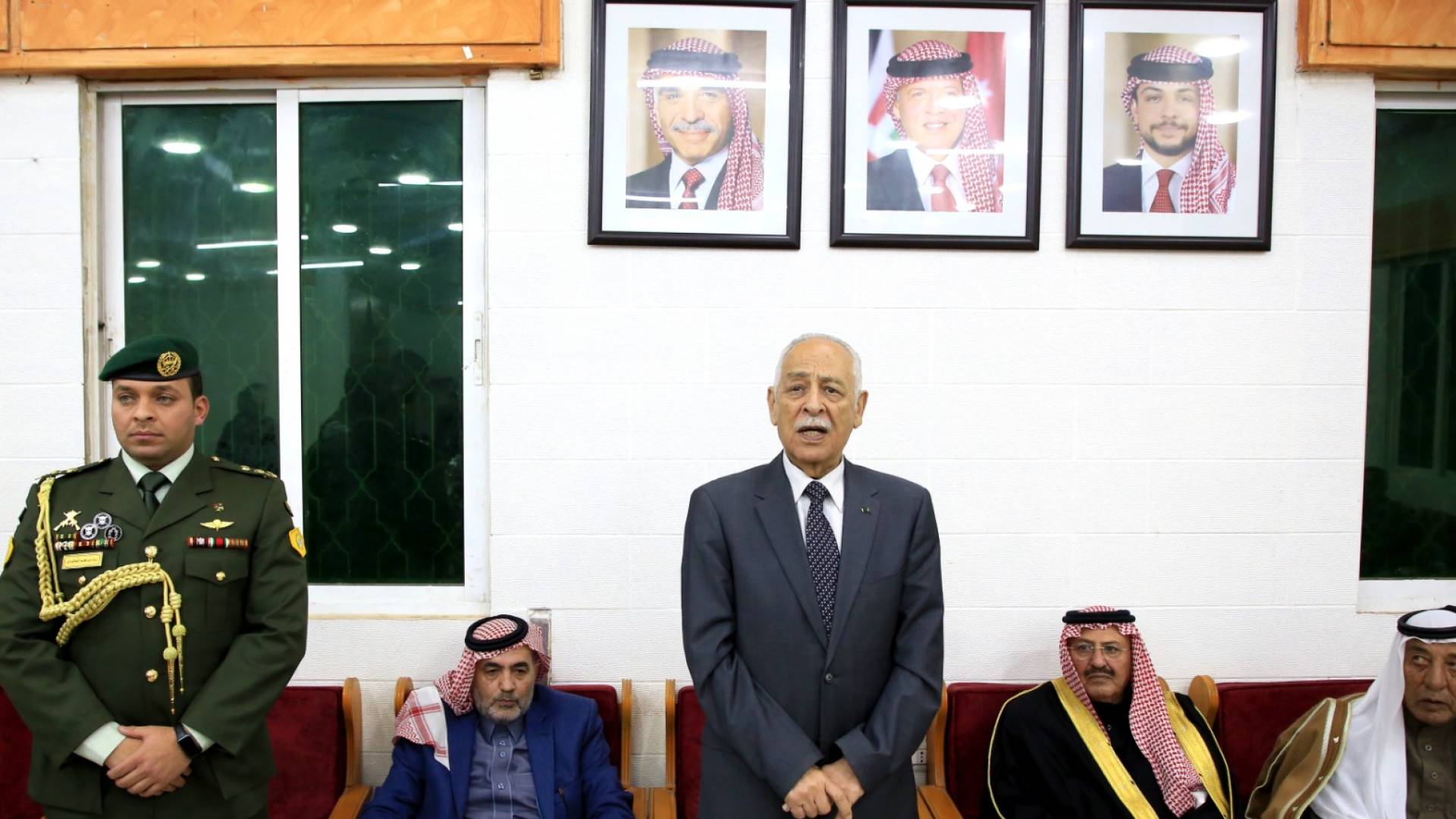 رئيس الديوان الملكي الهاشمي يوسف العيسوي لدى تقديمه واجب العزاء