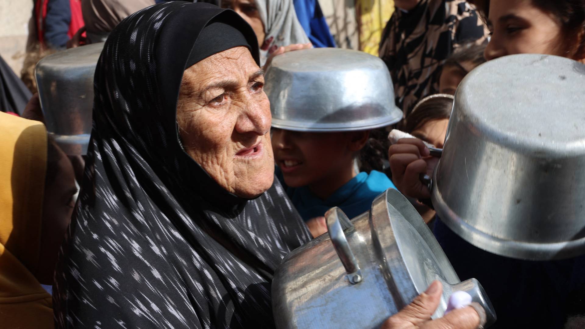 غزية تقاتل من أجل الحصول على الطعام
