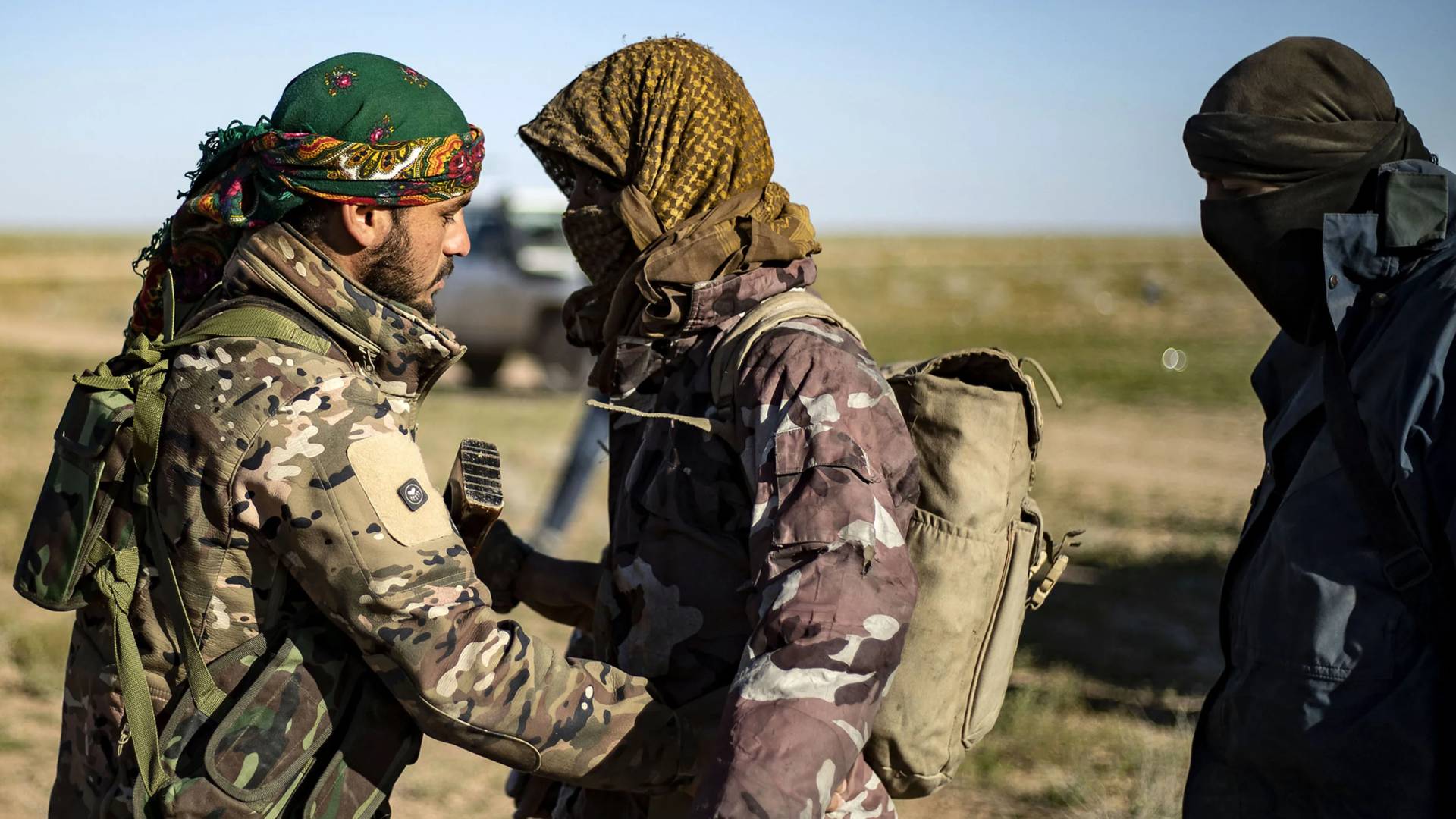 عنصر من داعش يقوم بتفتيش أحد الأشخاص - أرشيفية