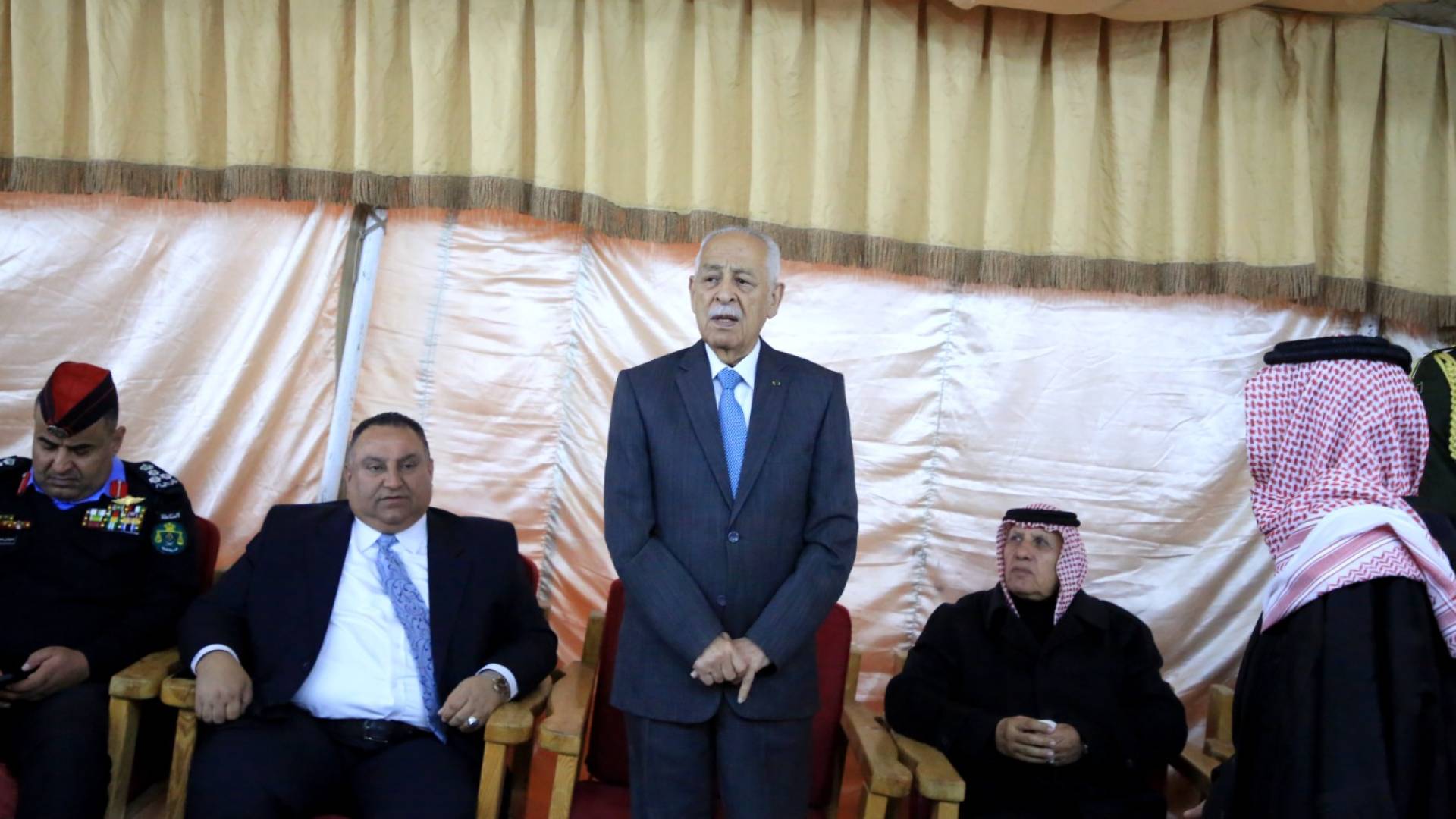 رئيس الديوان الملكي الهاشمي يوسف العيسوي أثناء تقديمه واجب العزاء.