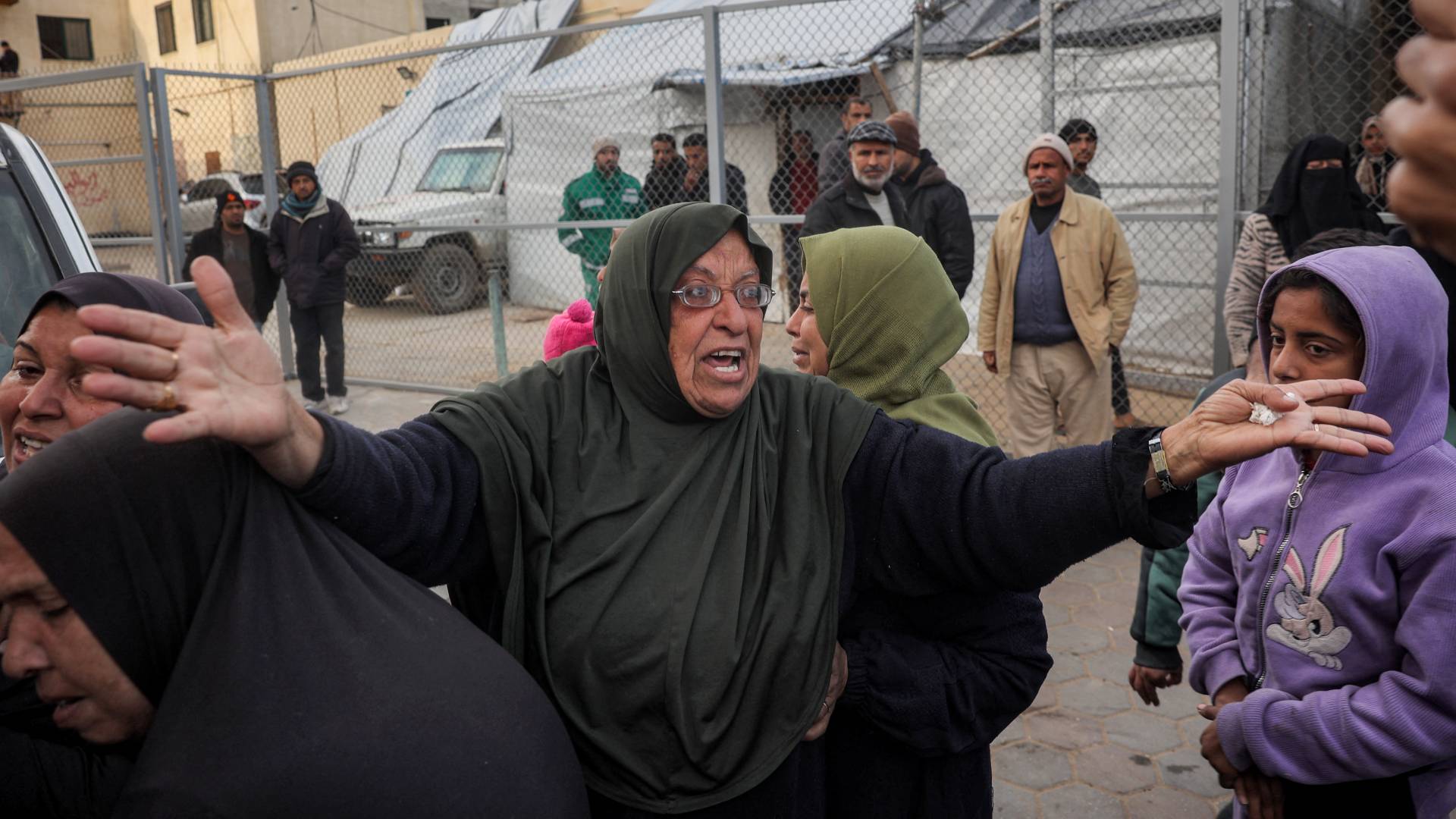 فلسطينية تصرخ وتبكي أحد أفراد عائلتها في غزة