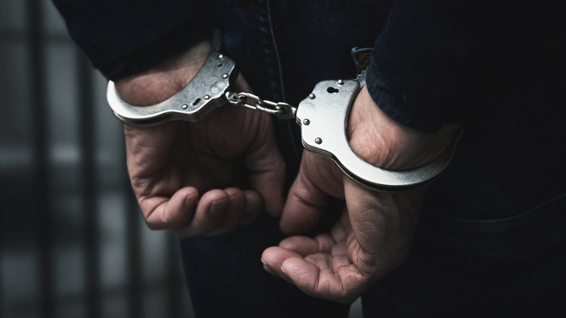 صورة تظهر إلقاء القبض على متهم