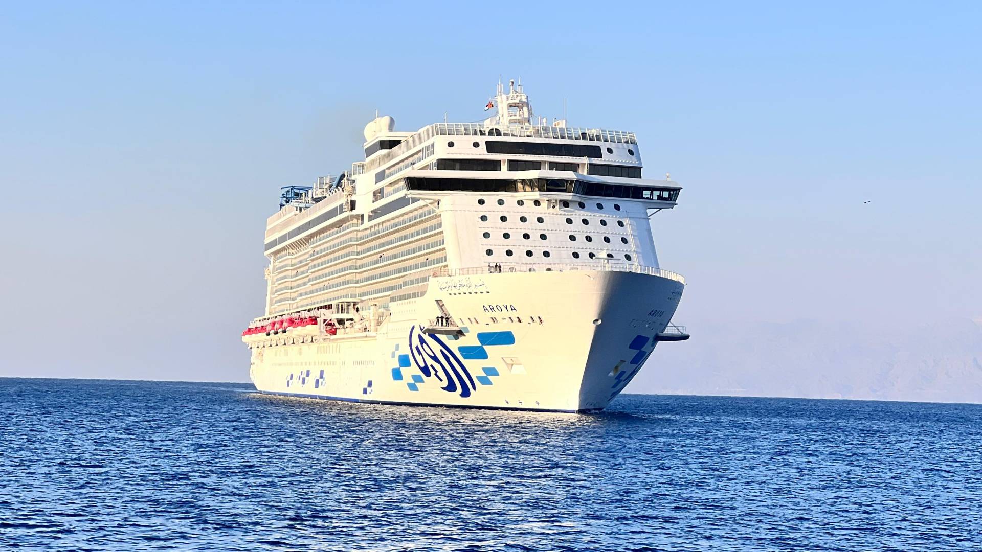 باخرة سياحية ترسو على شواطئ العقبة