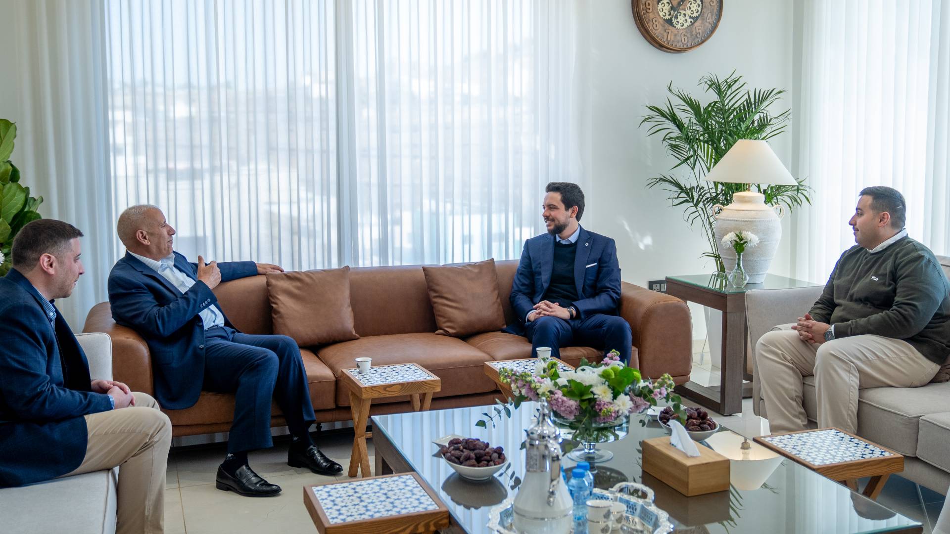 ولي العهد يزور اللواء المتقاعد إبراهيم النعيمات بمنزله في السلط