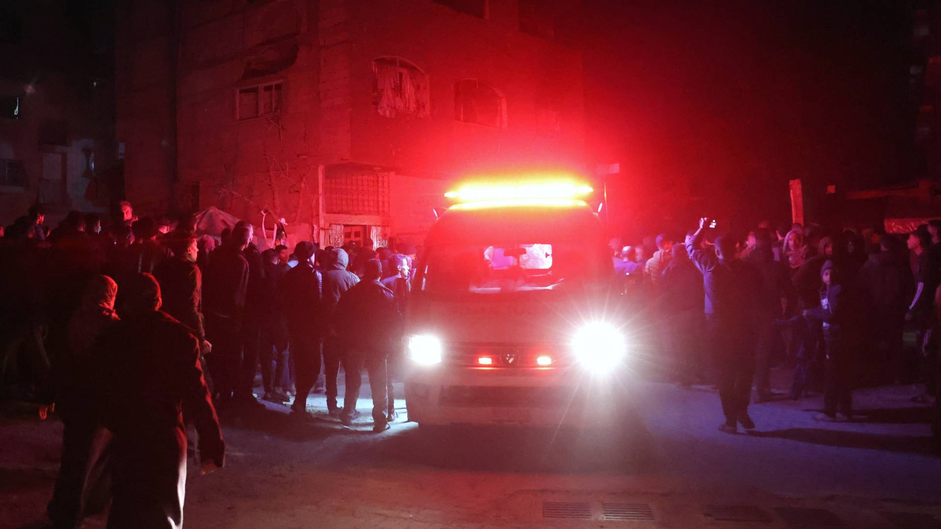 محاولة اسعاف مصابين في قطاع غزة