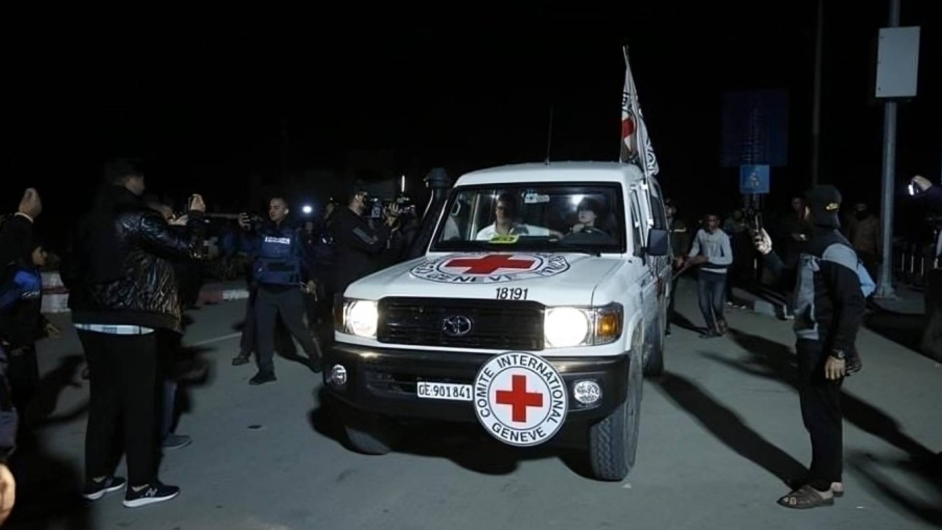 سيارة الصليب الأحمر تقل محتجزين ضمن الصفقة الأأولى