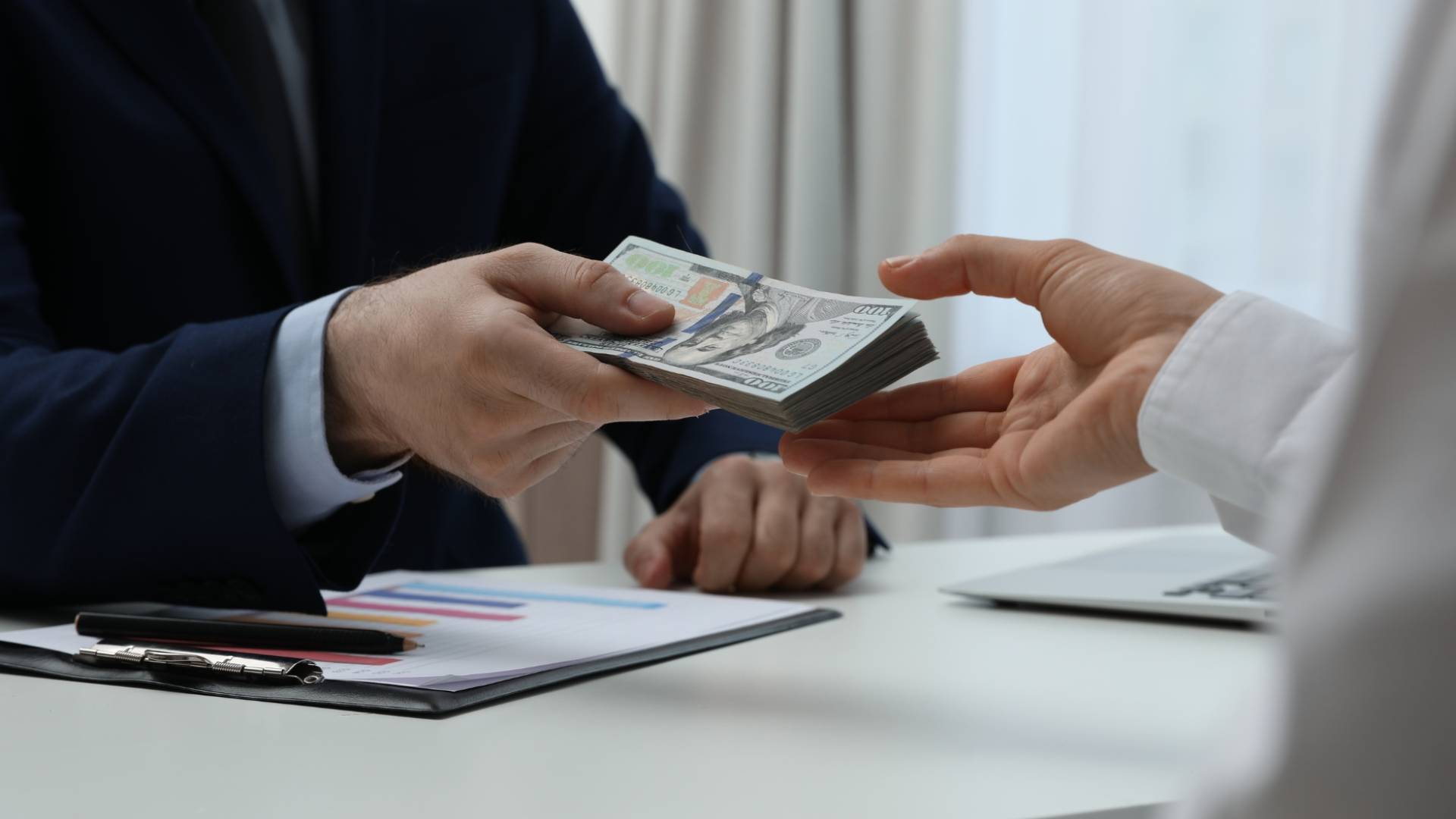 صورة تظهر تسليم نقود