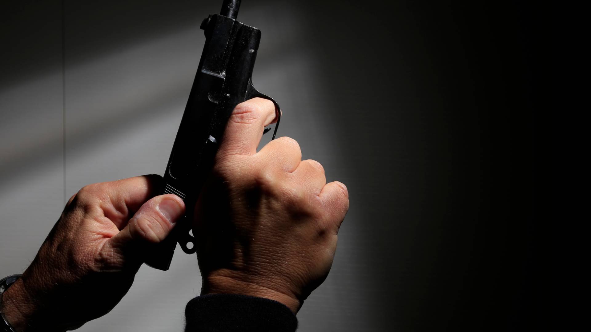 صورة تعبر عن مسدس