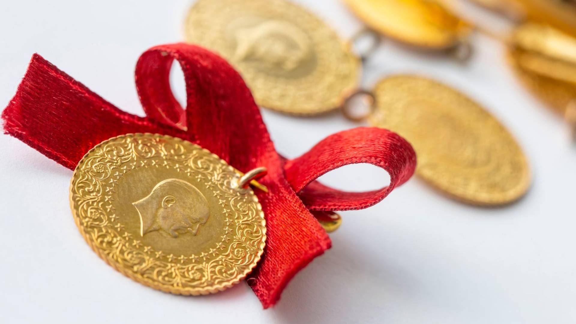 صورة تظهر ليرات الذهب