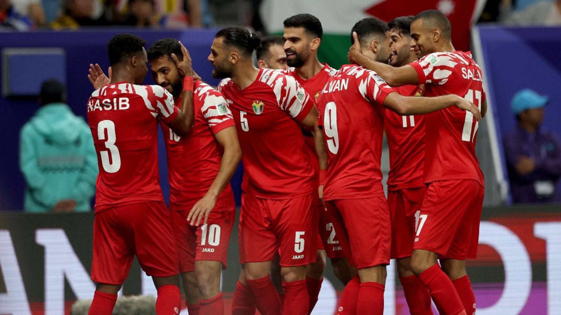 لاعبو المنتخب الوطني يحتفلون بهدف سابق