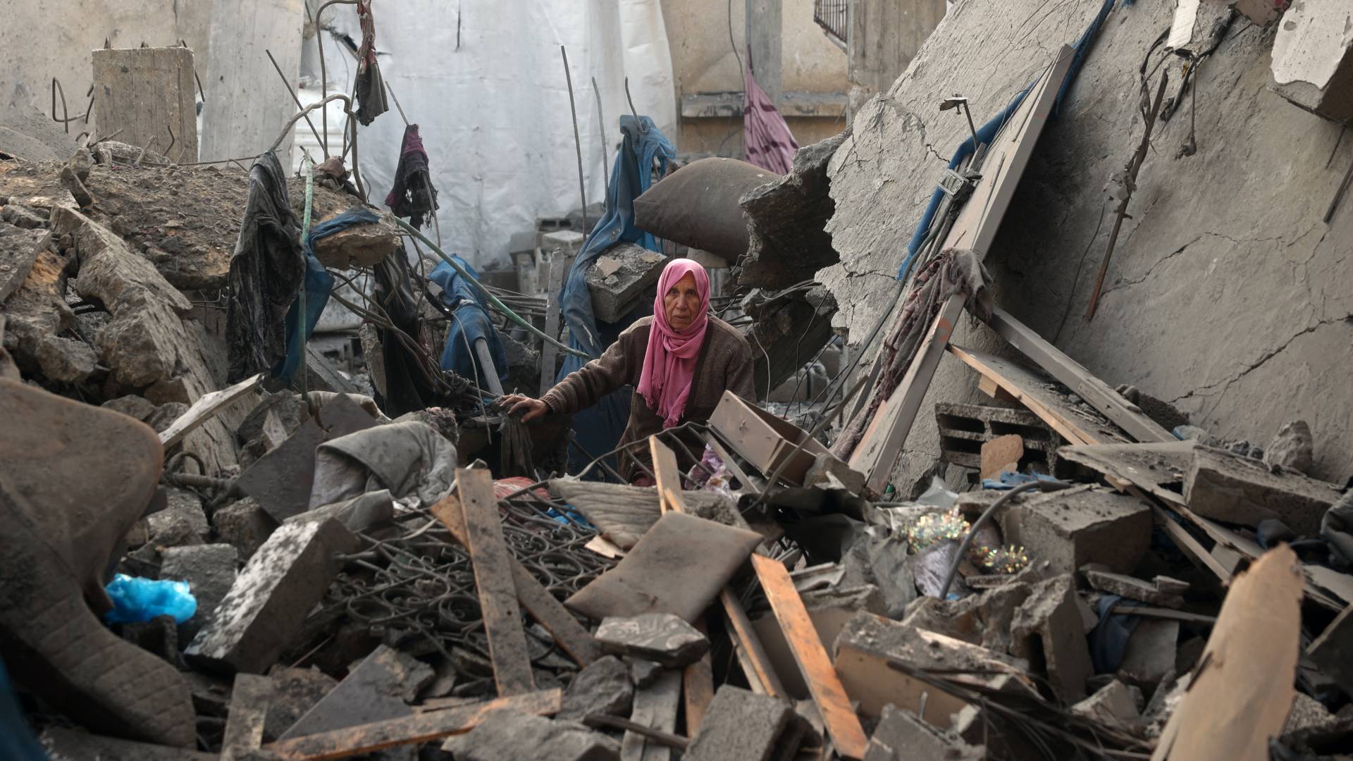 فلسطينية بين ركام منزلها في قطاع غزة