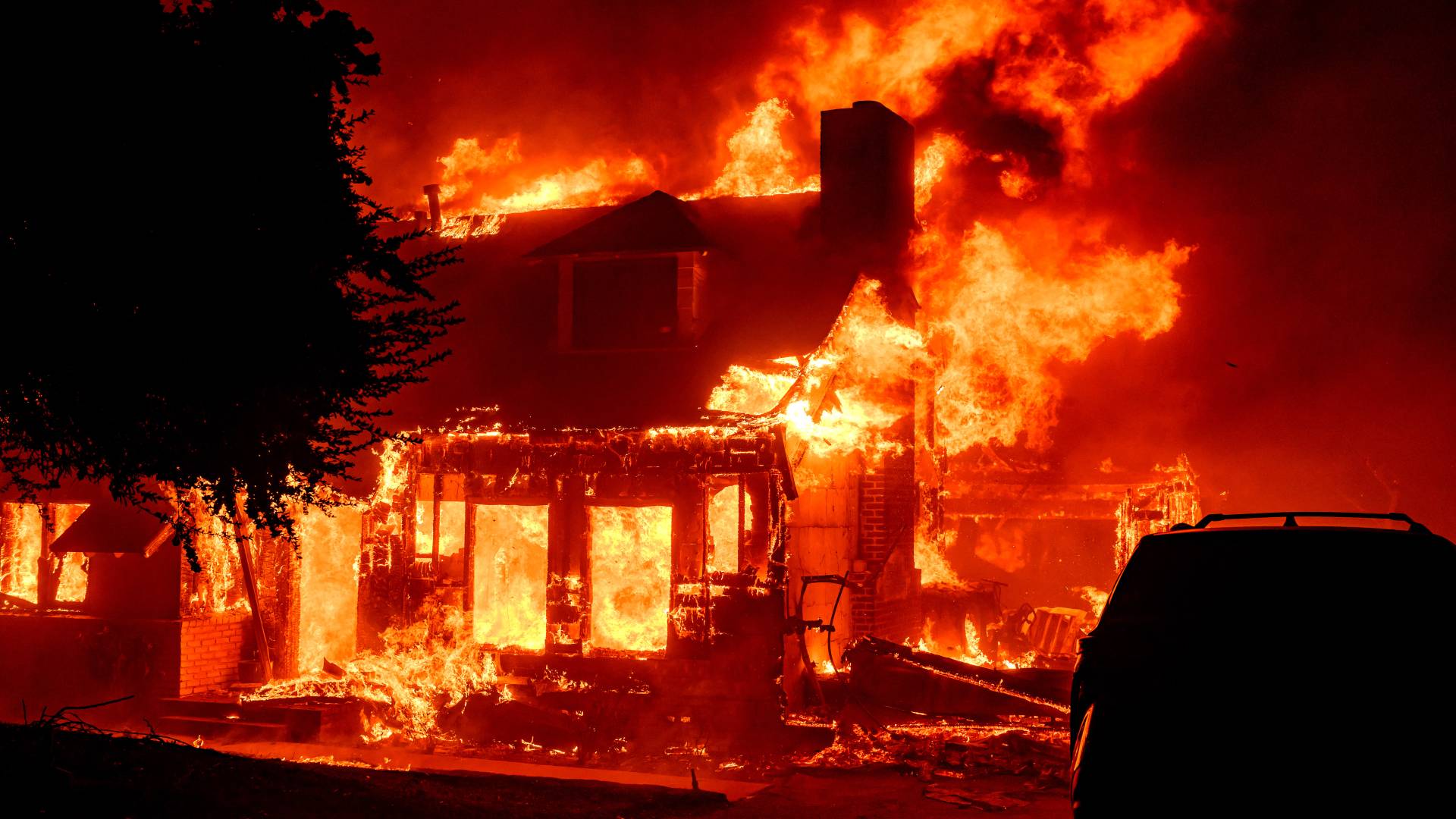 منزل يحترق أثناء حريق إيتون في منطقة ألتادينا في مقاطعة لوس أنجلوس