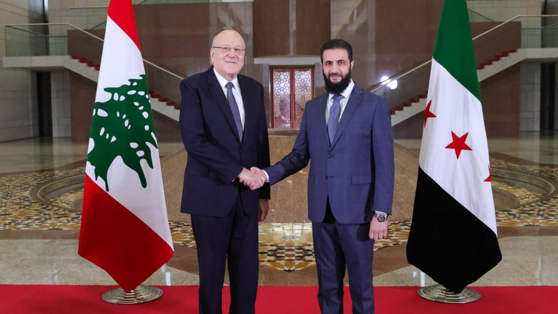 قائد الإدارة السورية الجديدة أحمد الشرع يستقبل رئيس الوزراء اللبناني نجيب ميقاتي في دمشق