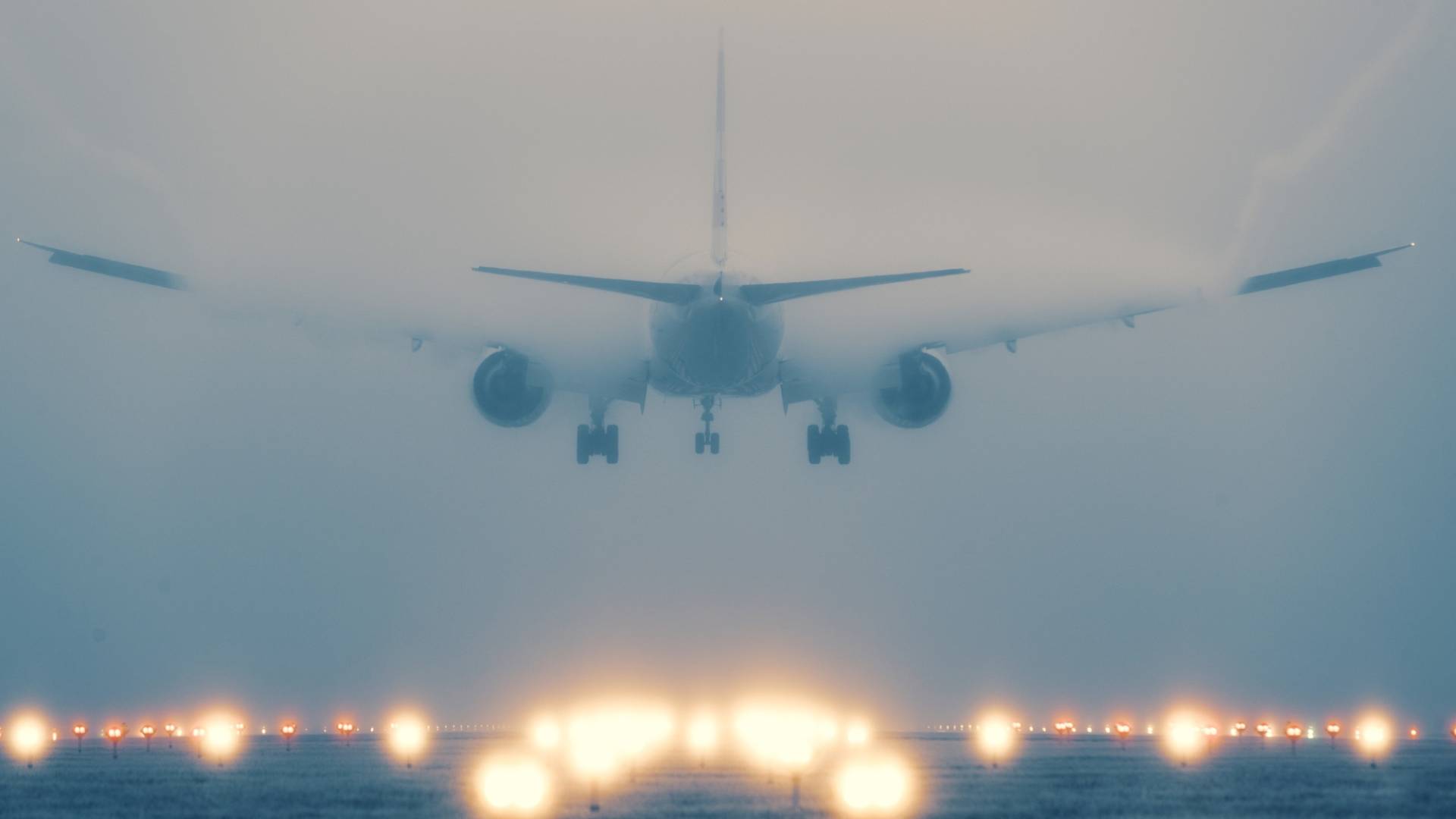 صورة تظهر طائرة وضباب كثيف