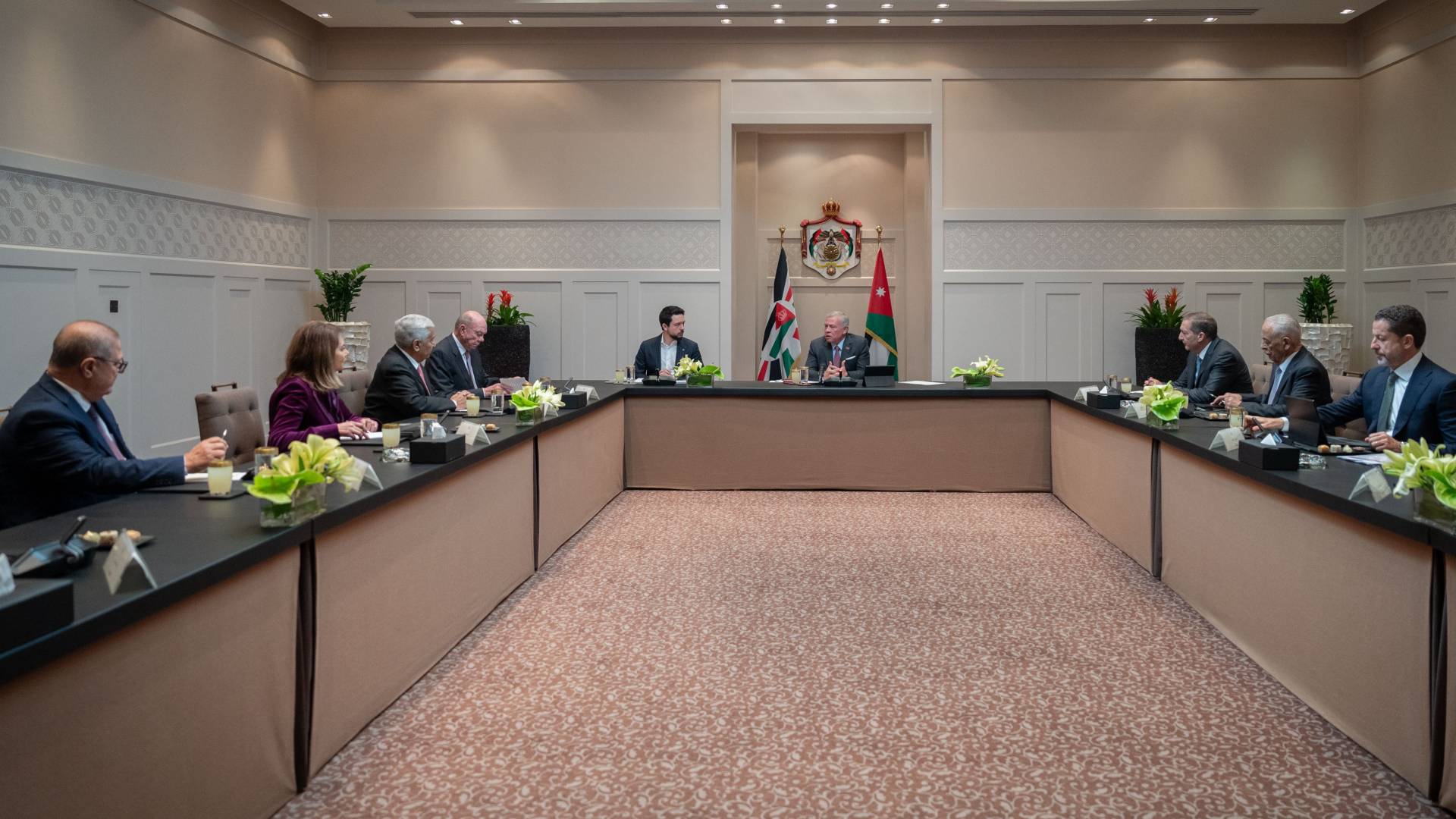 الملك خلال لقائه المكتب الدائم لمجلس الأعيان