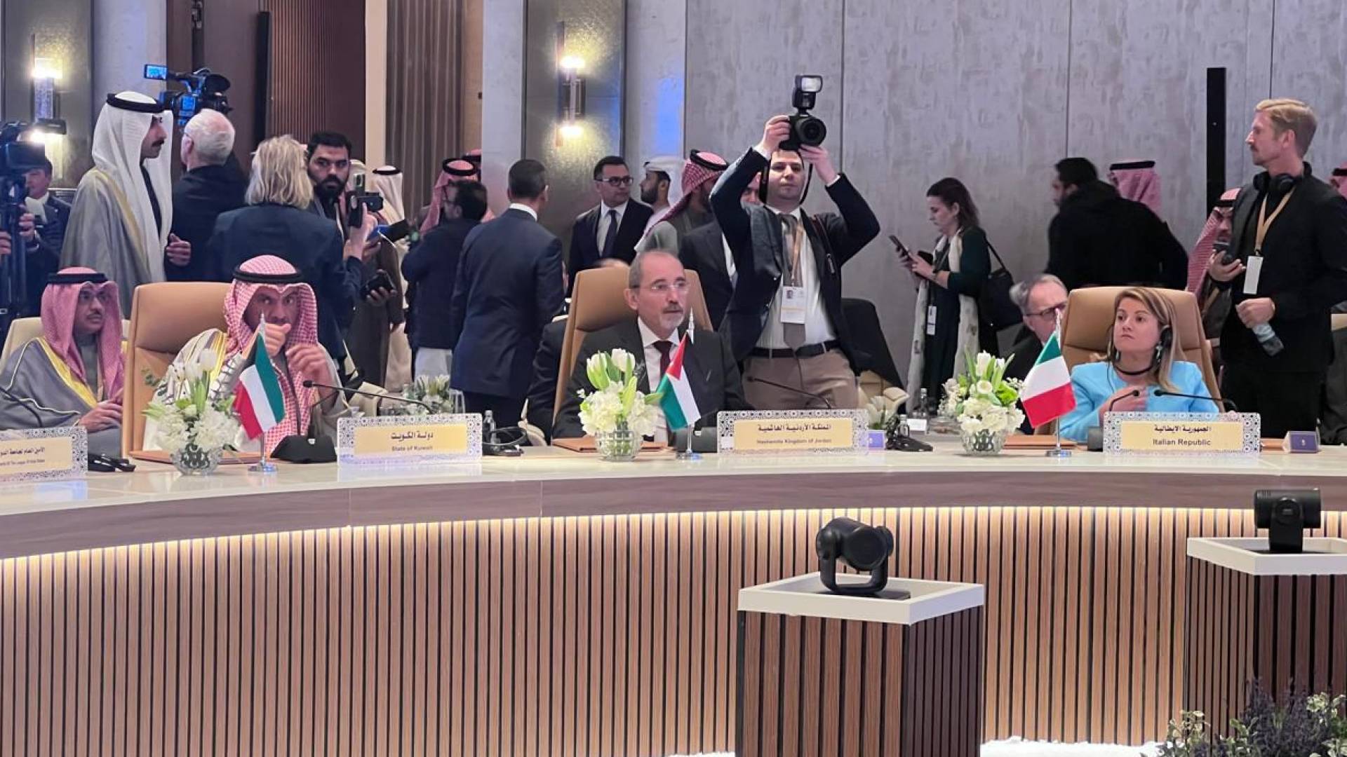 شارك نائب رئيس الوزراء ووزير الخارجية وشؤون المغتربين أيمن الصفدي، اليوم، في اجتماعات الرياض بشأن سوريا،