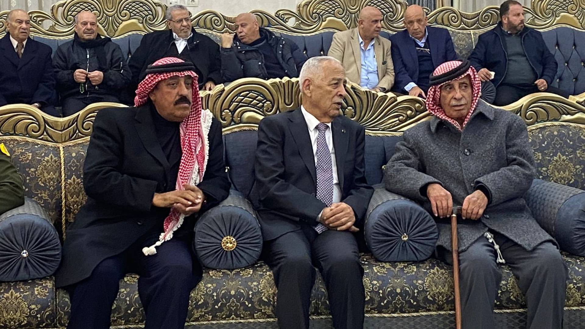 العيسوي ينقل تعازي الملك وولي العهد لعشيرة الشوبكي