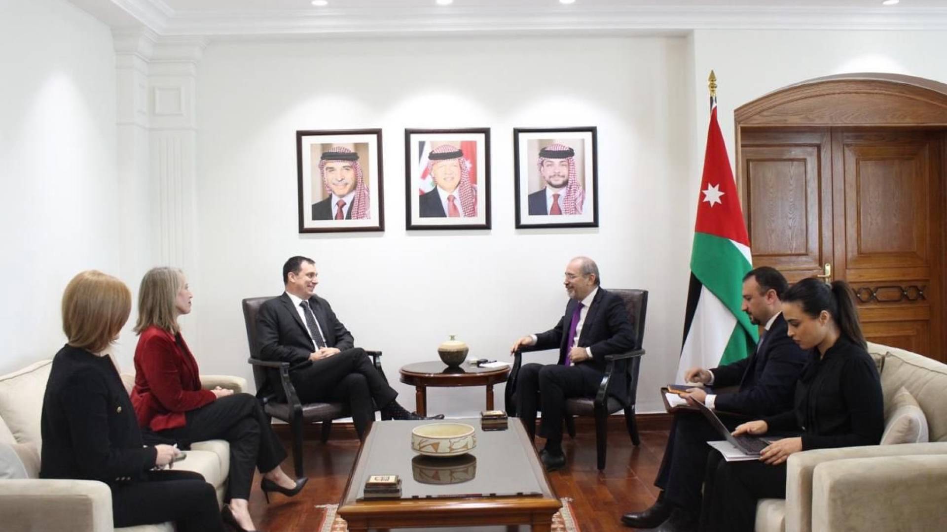 الصفدي يبحث تعزيز التعاون وتطورات المنطقة مع اليابان والأمم المتحدة