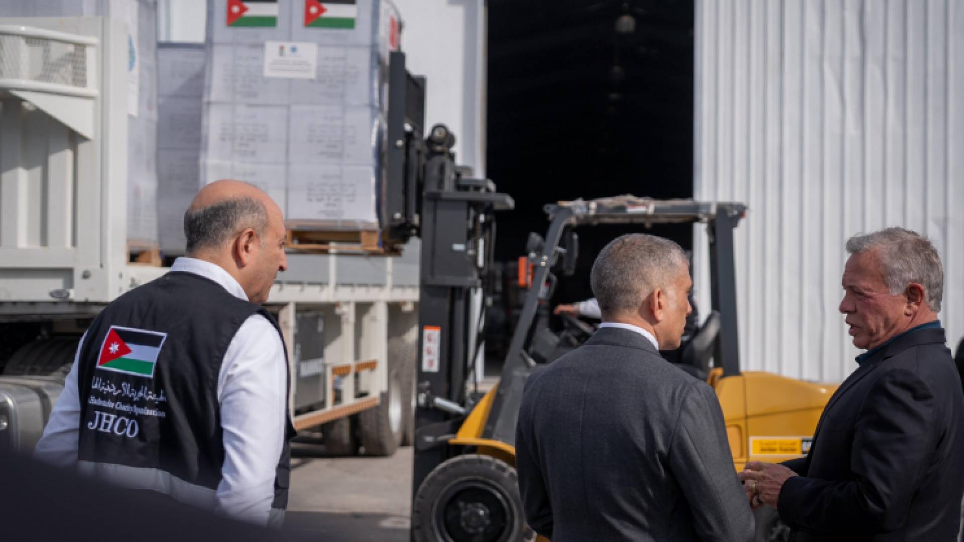 الملك يشهد تجهيز أكبر قافلة مساعدات إلى غزة ويكرم الهيئة الخيرية الأردنية الهاشمية على جهودها