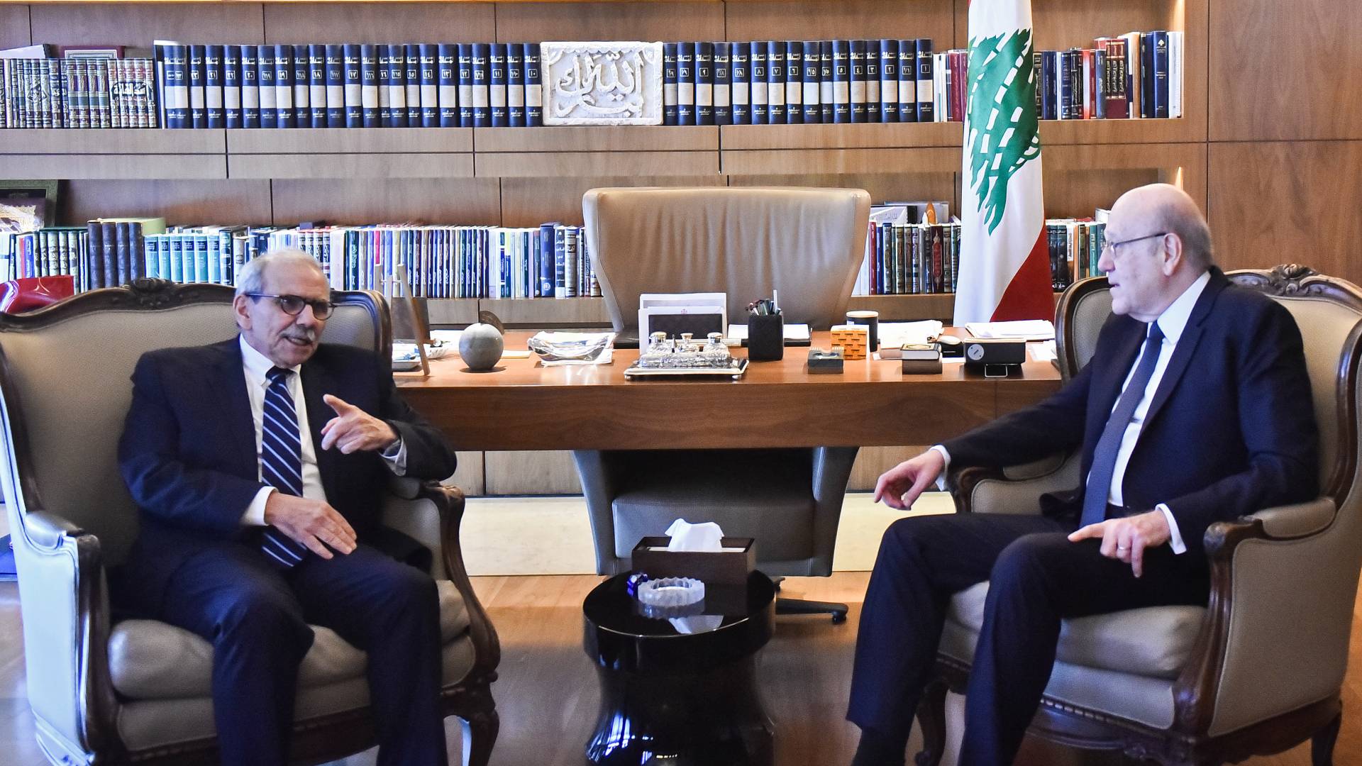 رئيس وزراء لبنان المكلف نواف سلام (يسار) وميقاتي (يمينا)