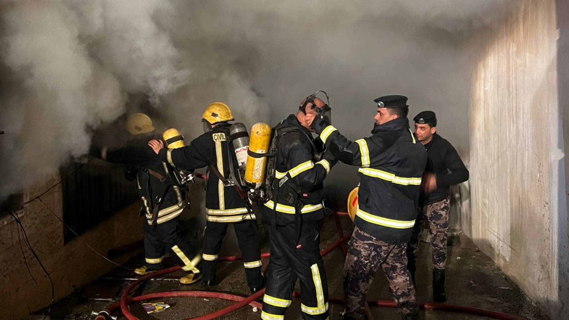 طواقم الدفاع المدني تخمد حريقا في عمان