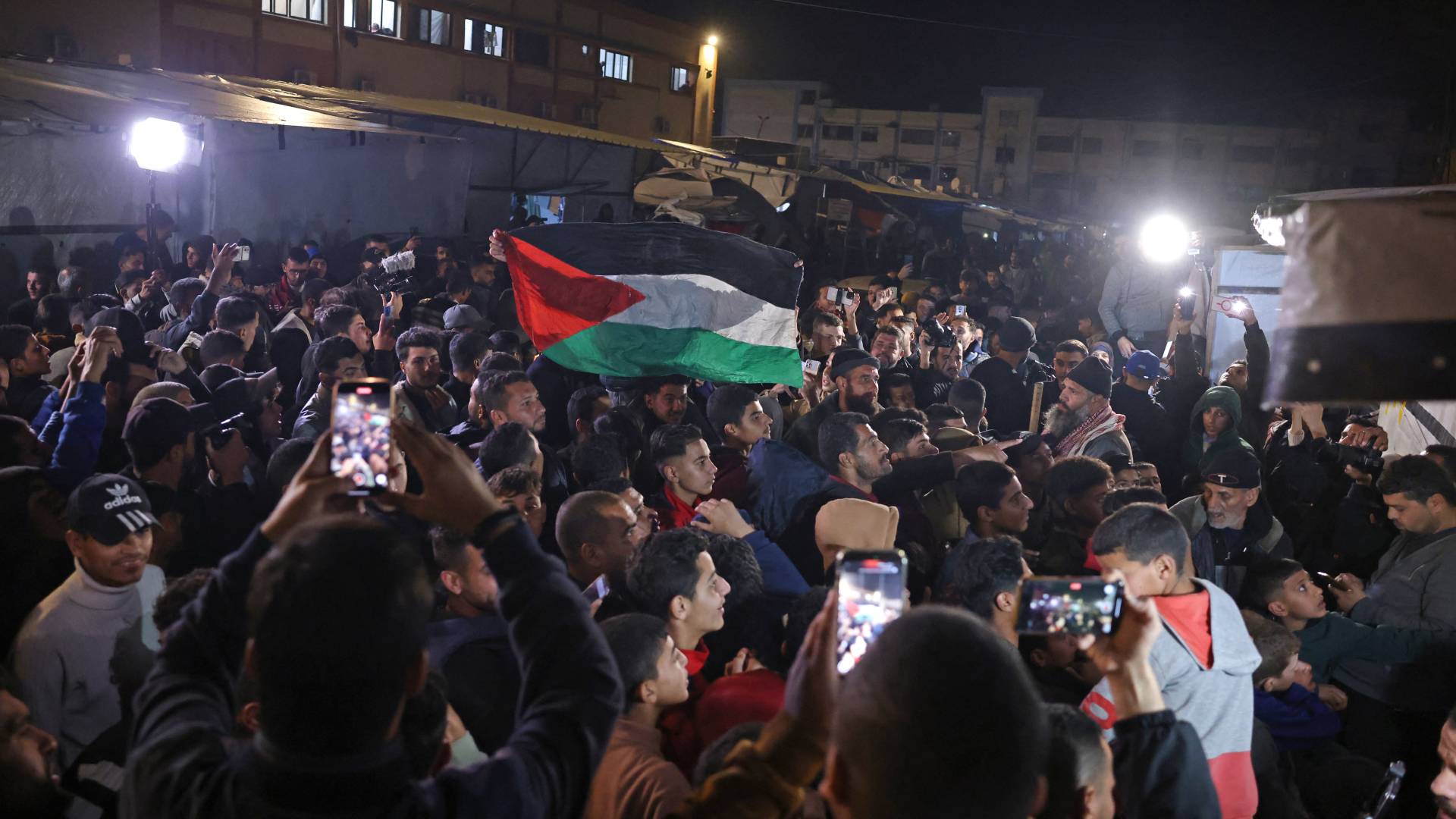 احتفل آلاف الغزيين مع انتشار أخبار التوصل إلى اتفاق لوقف إطلاق النار في القطاع