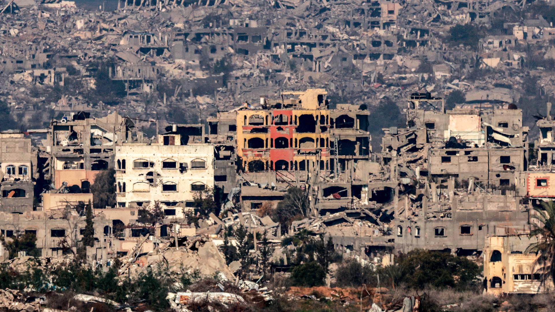 مبان مدمرة في شمال قطاع غزة في 13 يناير 2025