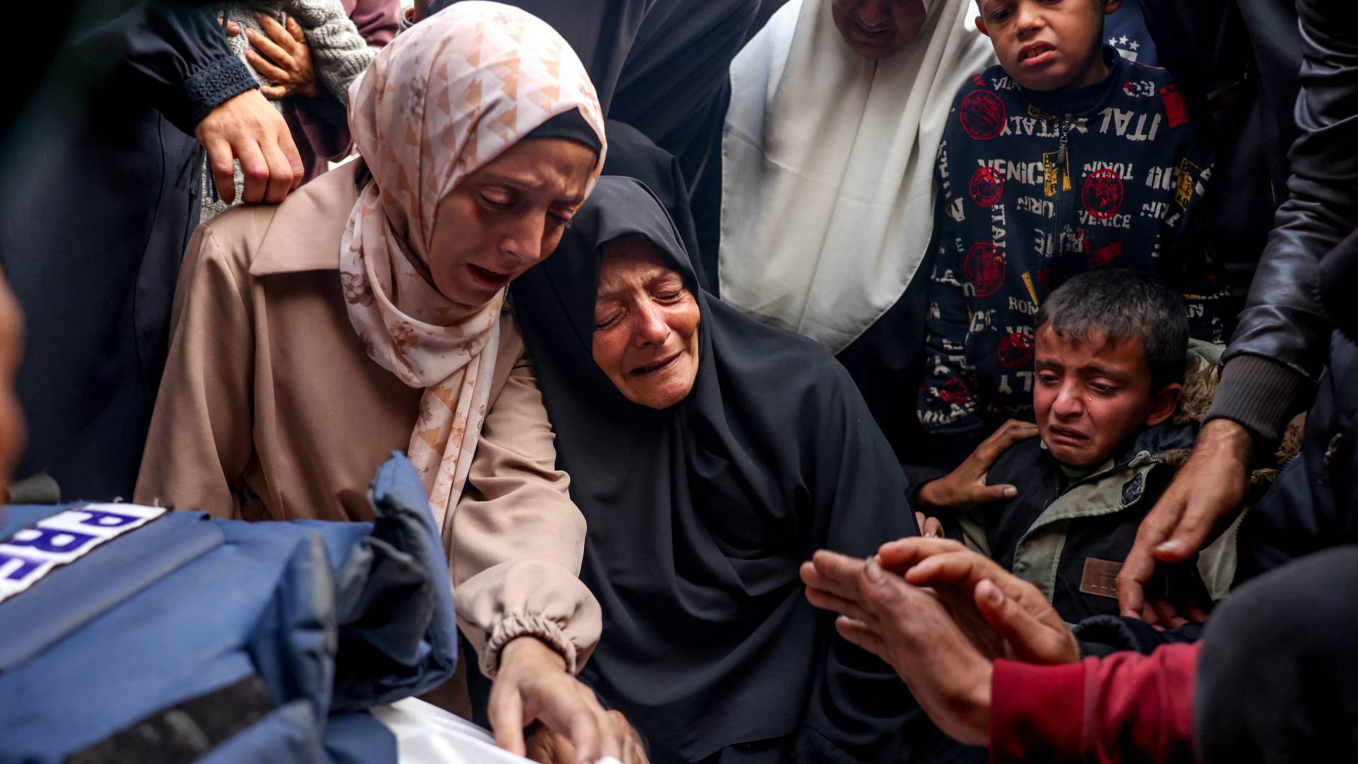 عائلة وأقارب ينعون جثمان الصحافي الفلسطيني أحمد الشياح بعد ارتقائه شهيدا في غزة