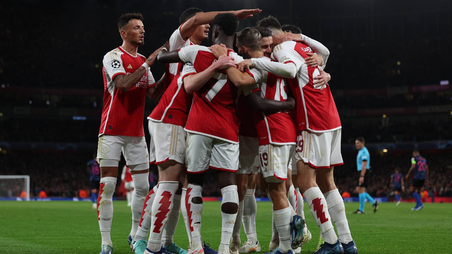 لاعبو ارسنال يحتفلون بهدف سابق