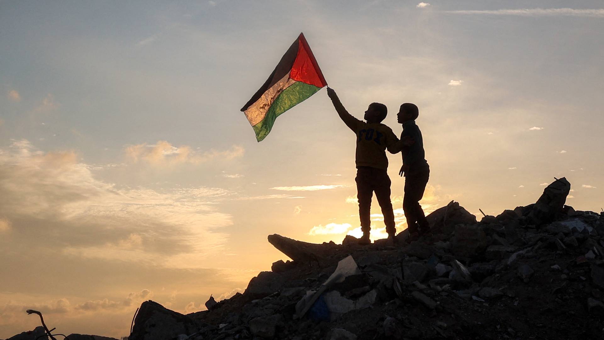 أطفال يرفعون علم فلسطين فوق الركام في غزة