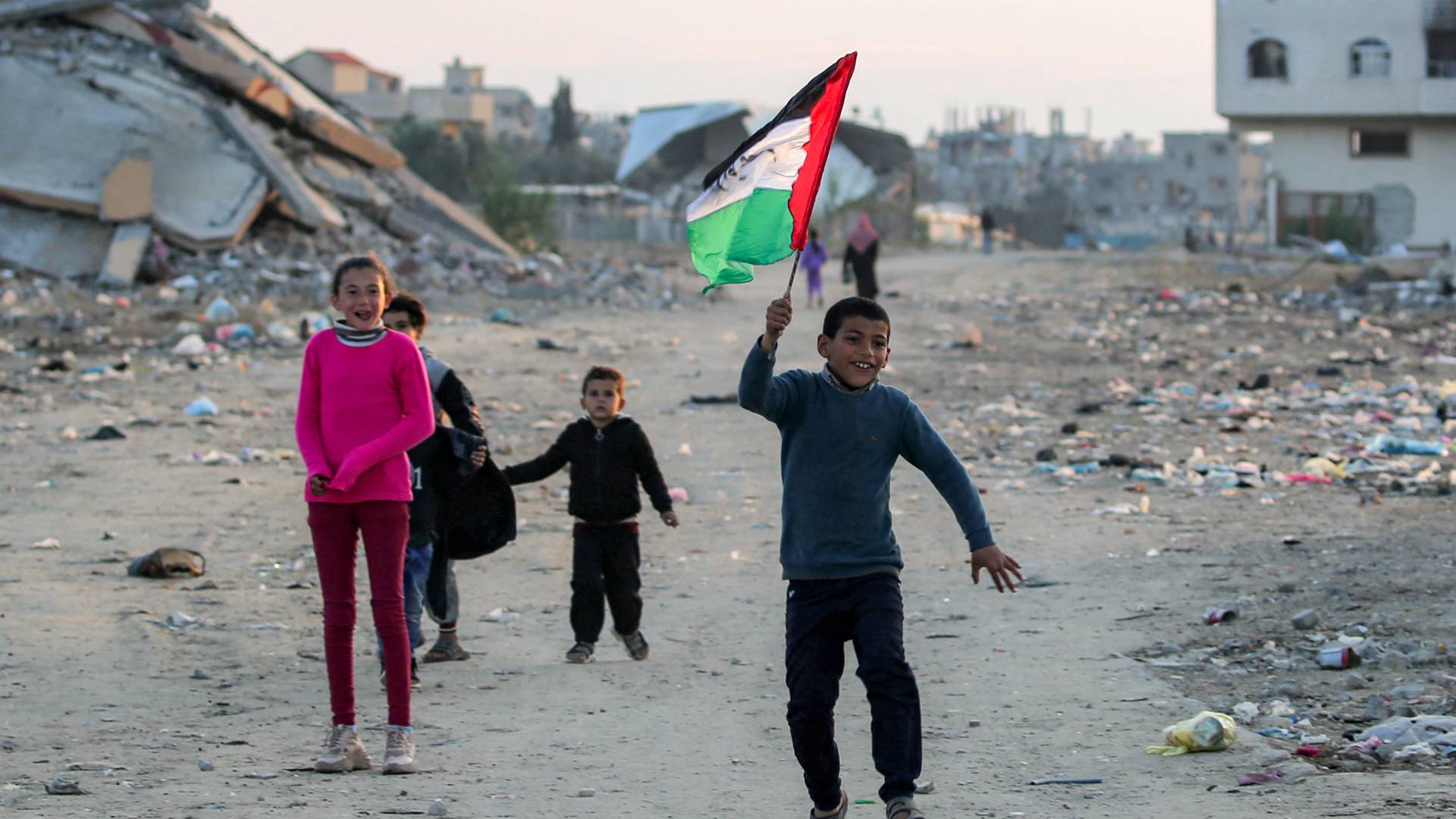 طفل فلسطيني يرفع علم بلاده في قطاع غزة