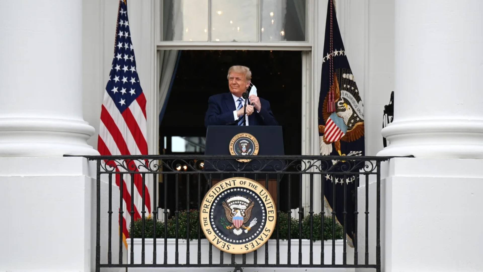 ترمب من شرفة البيت الأبيض