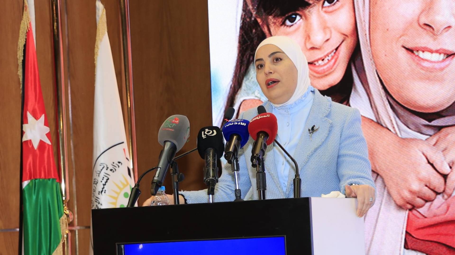 وزيرة التنمية الاجتماعية وفاء بني مصطفى