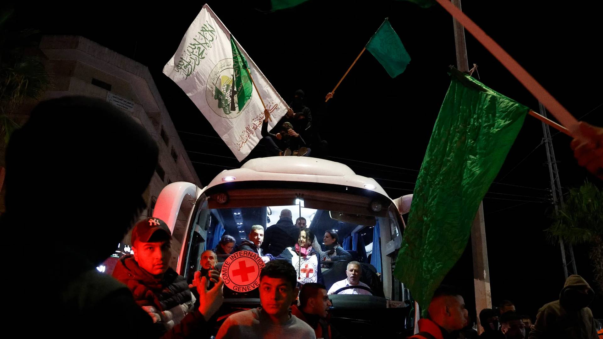 حافة تابعة للصليب الأحمر تحمل أسرى فلسطينيين أفرج عنهم في 28 نوفمبر الماضي