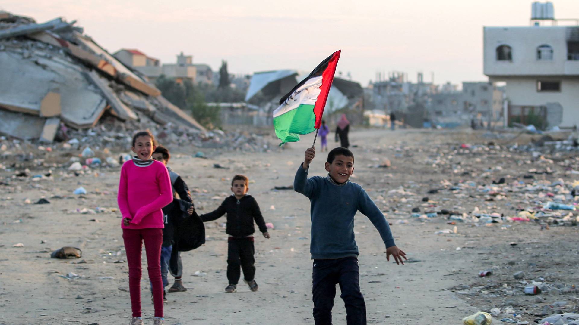 طفل يحمل العلم الفلسطيني في مخيم البريج وسط قطاع غزة