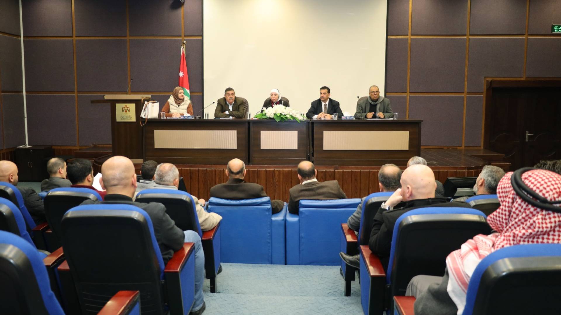 وزيرة النقل تلتقي أصحاب حافلات نقل عام لبحث مشكلاتهم ومطالبهم