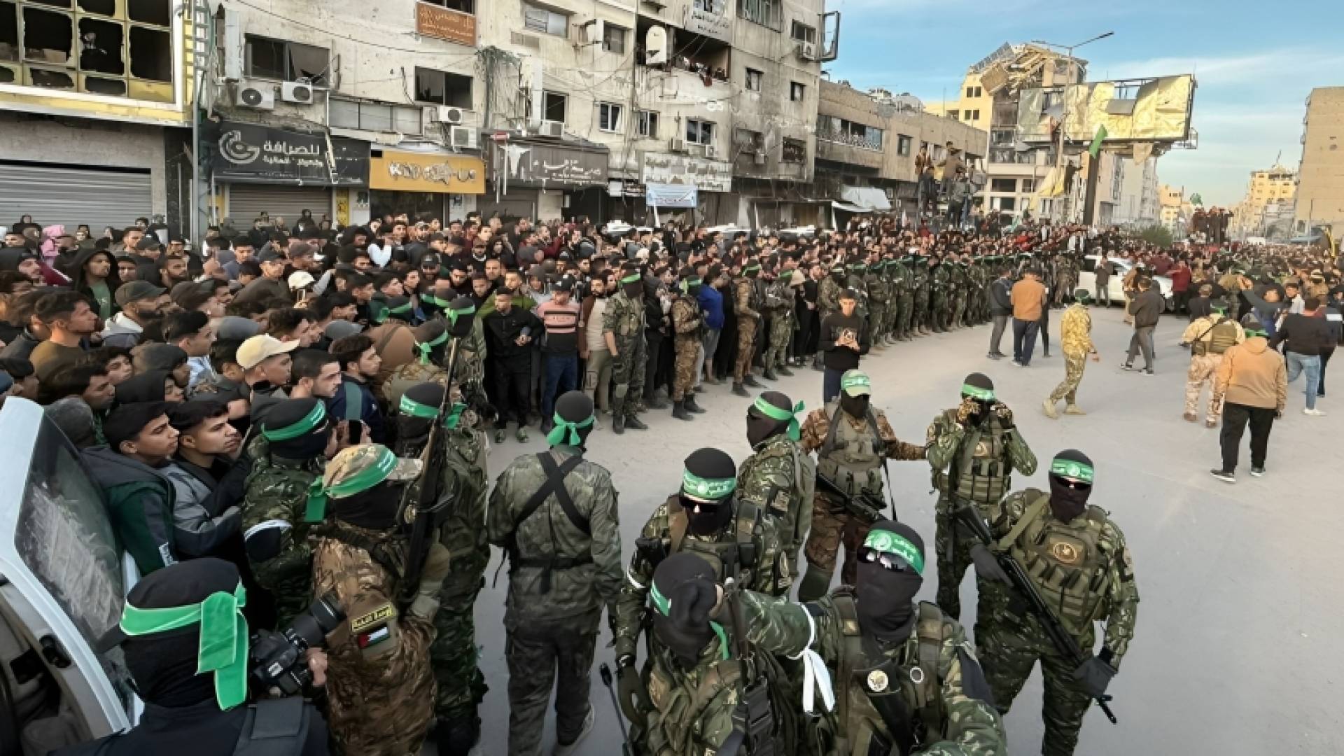 كتائب القسام لحظة تسليم المحتجزات