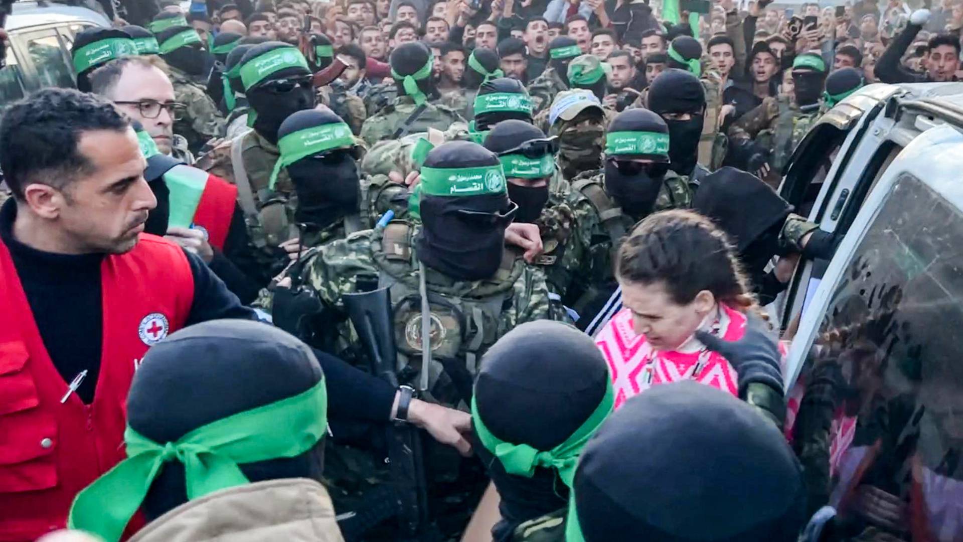 لحظة نقل كتائب القسام للمحتجزات "الإسرائيليات" في قطاع غزة