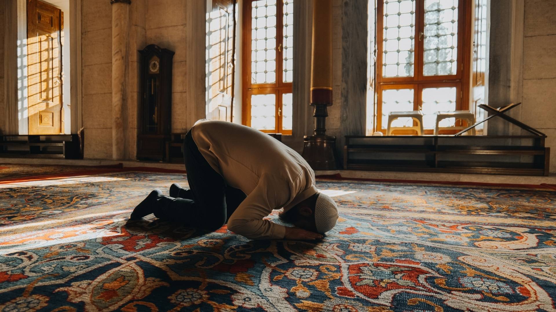 شخص يصلي  - تعبيرية