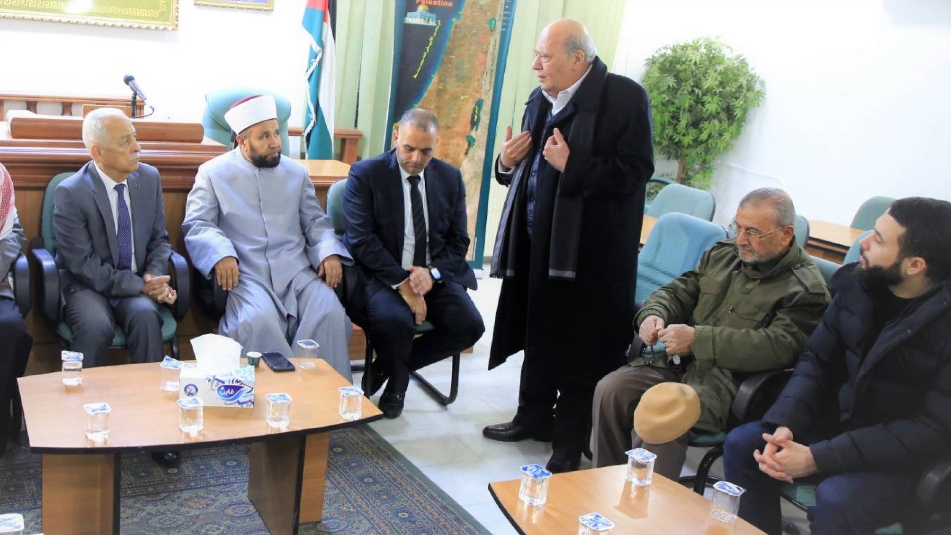 رئيس الديوان الملكي ينقل تعازي الملك وولي العهد بوفاة وزير الإغاثة الفلسطيني