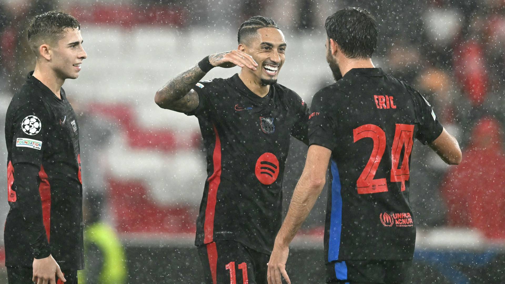 لاعبو برشلونة يحتفلون بهدف