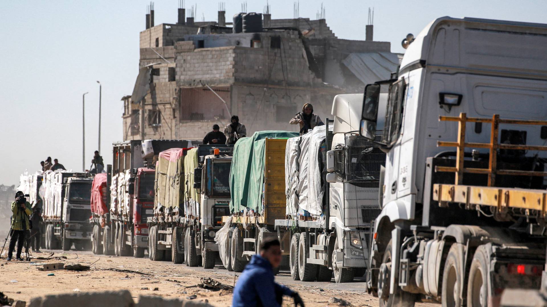 وصول شاحنات محملة بالمساعدات الإنسانية إلى شرق رفح