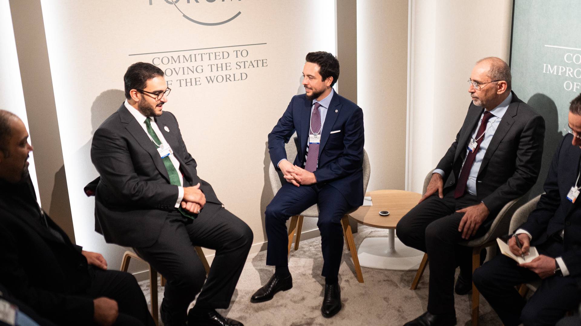 ولي العهد يلتقي رئيس وفد مملكة البحرين في دافوس الشيخ عيسى بن سلمان آل خليفة