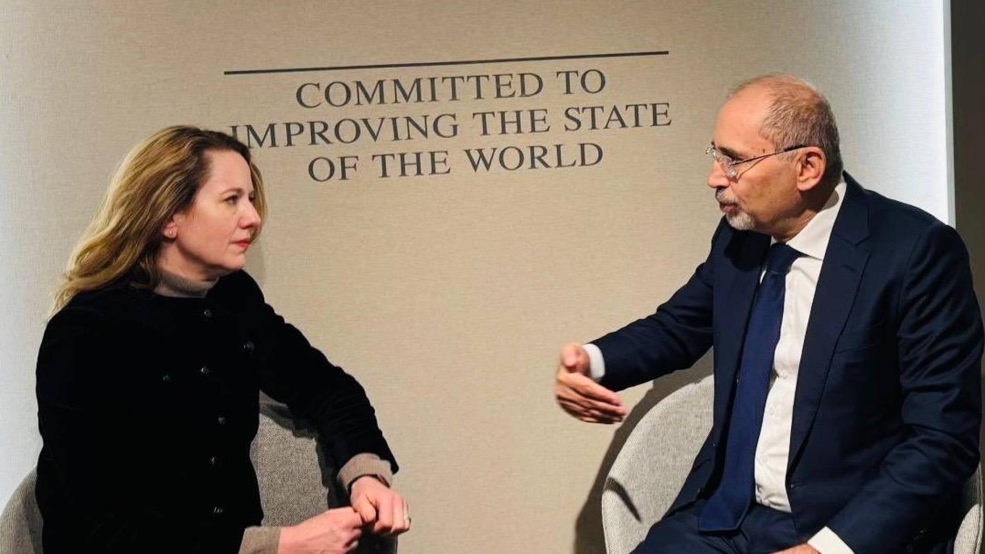 الصفدي يلتقي المديرة العامة للمنظمة الدولية للهجرة إيمي بوب في دافوس