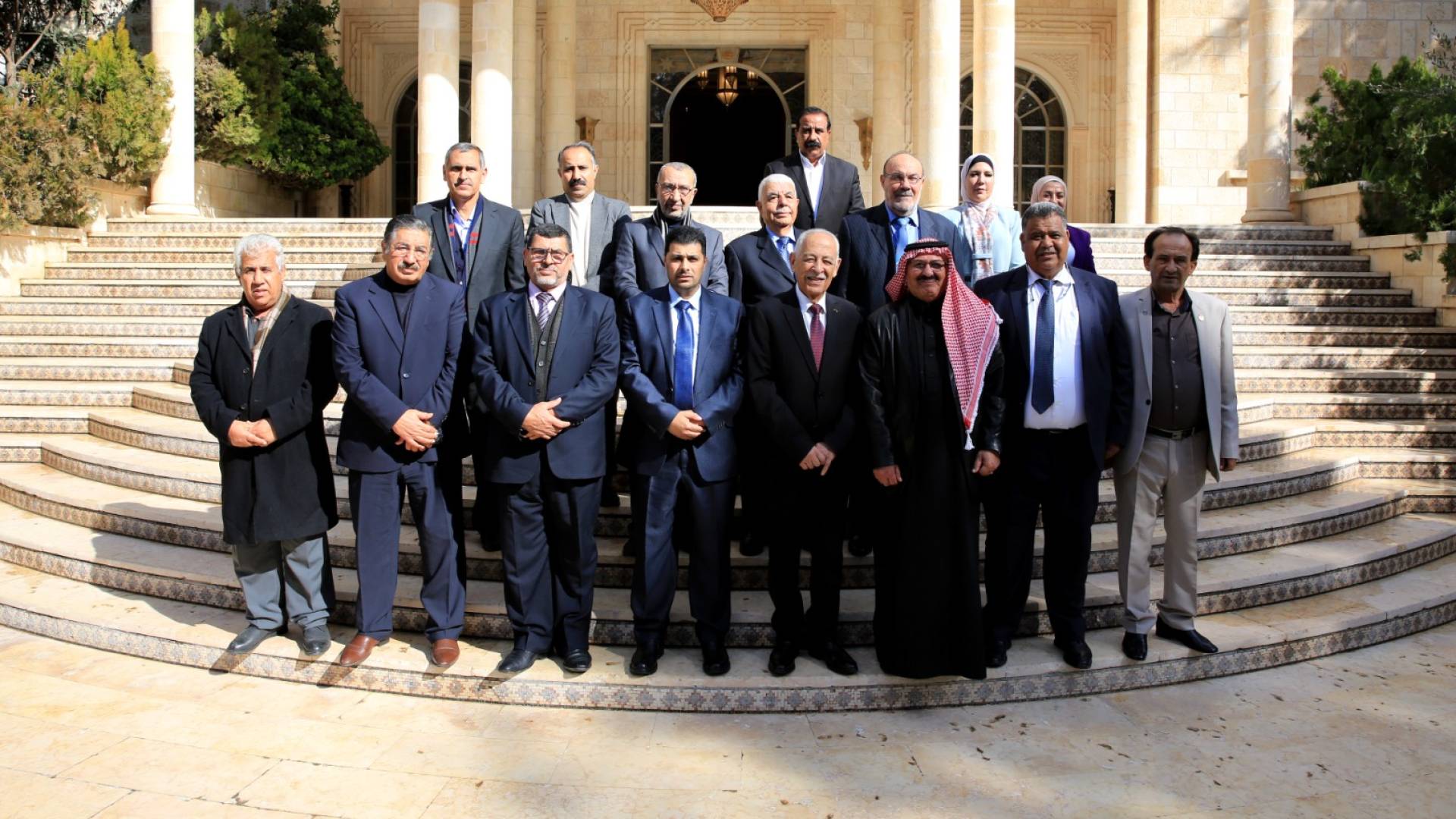 رئيس الديوان الملكي يوسف العيسوي خلال لقائه فعاليات شعبية