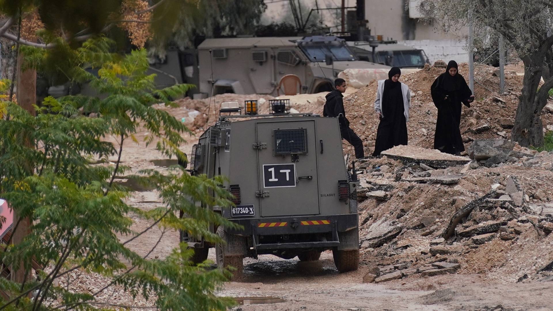 مدرعة تابعة للاحتلال الإسرائيلي في مخيم جنين