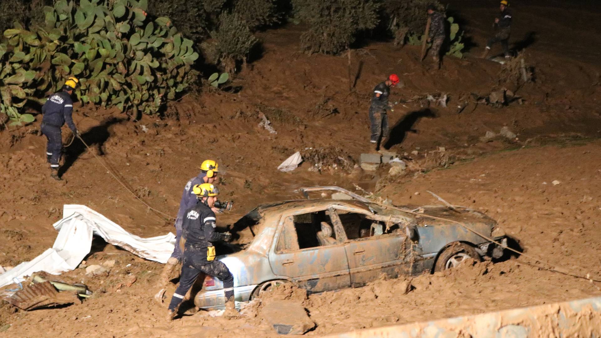 سيارة عالقة في الطين